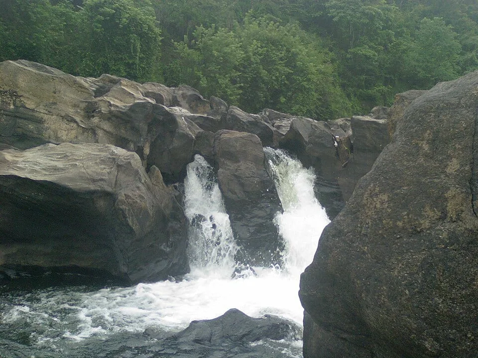 Perunthenaruvi Falls